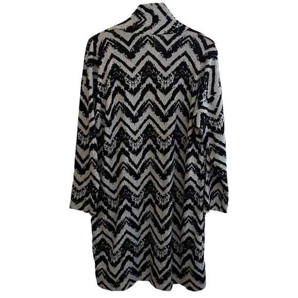 😊 3/$30
NWT 1X Long Knit Cardigan by Brittany Black grey/black chevron pattern - Picture 12 of 13